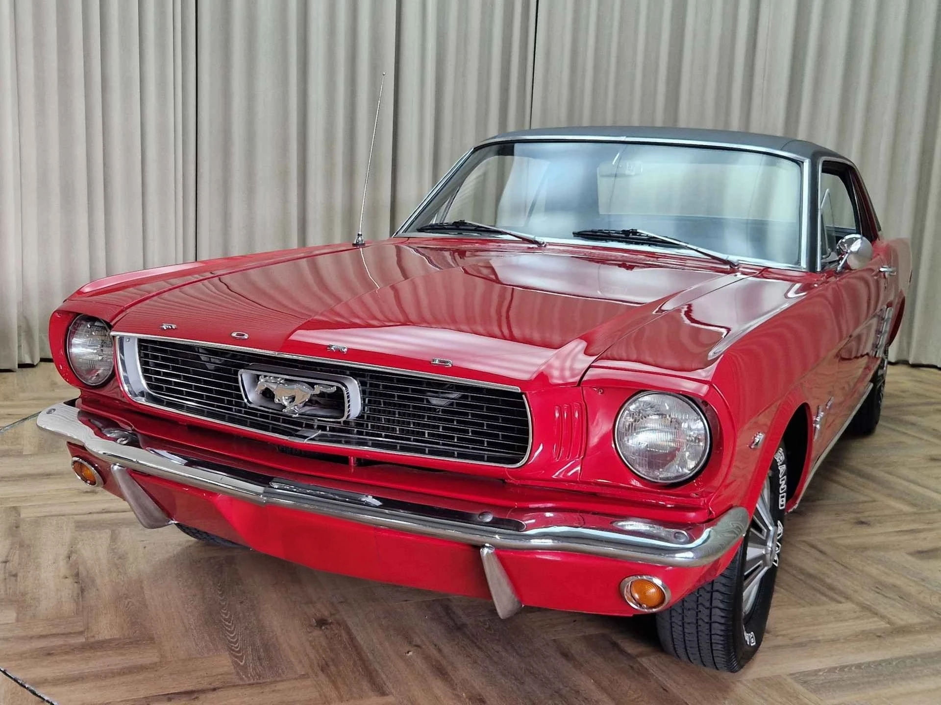 Ford Mustang 289 Crvena